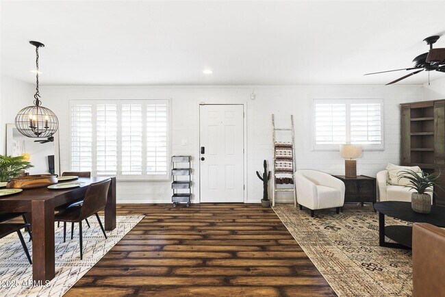 Foto del edificio - 6719 E 2nd St