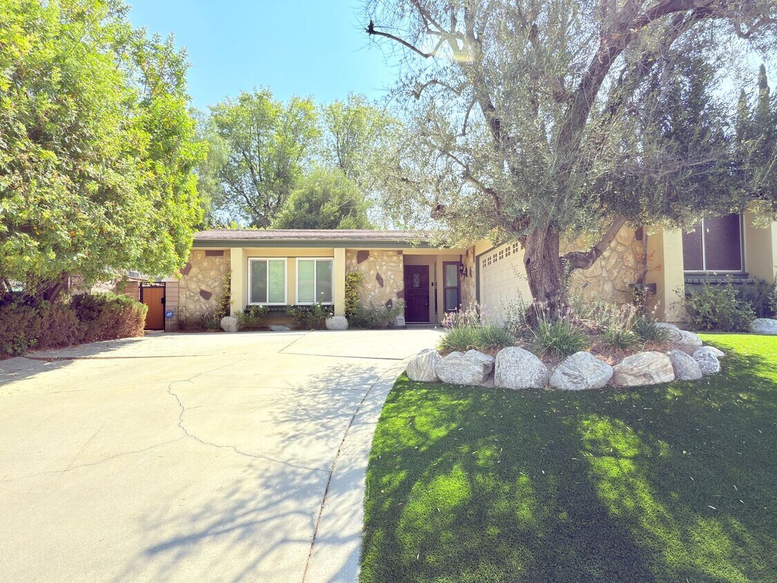 Primary Photo - Modern 3-Bedroom Retreat in West Hills wit...