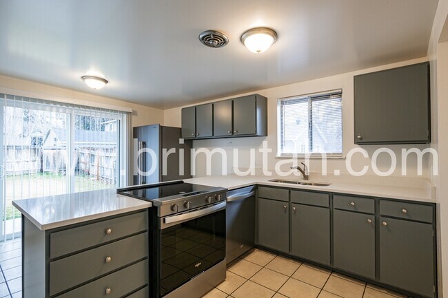 Building Photo - 4467 S Albright Dr