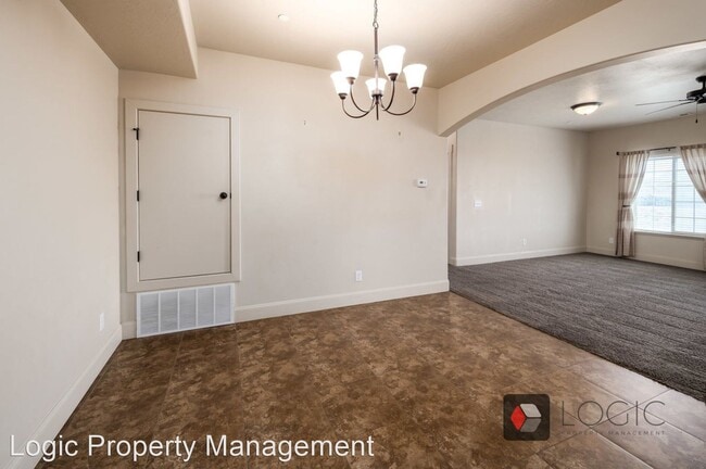 Building Photo - 3 br, 2 bath House - 3723 E. Rock Creek Rd...