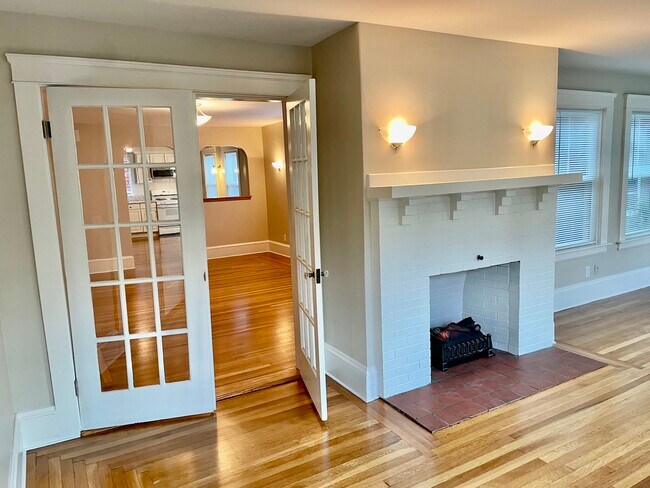 Entry to living room with elctric fireplace - 19 E Manning St