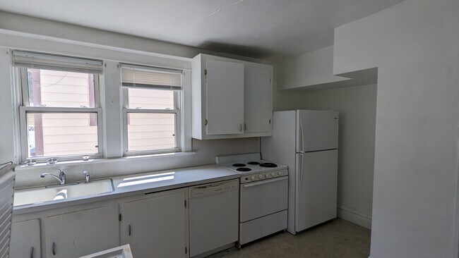 Building Photo - 326 E Hickory St