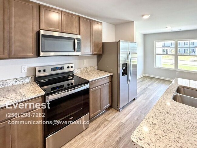 Building Photo - 3-Bedroom, 2.5-Bathroom Townhouse in a Pri...