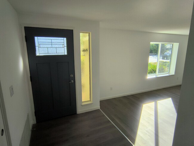 Building Photo - 3360 Hogarth Dr
