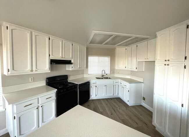 Foto del edificio - Completely Remodeled....Coming Soon!!