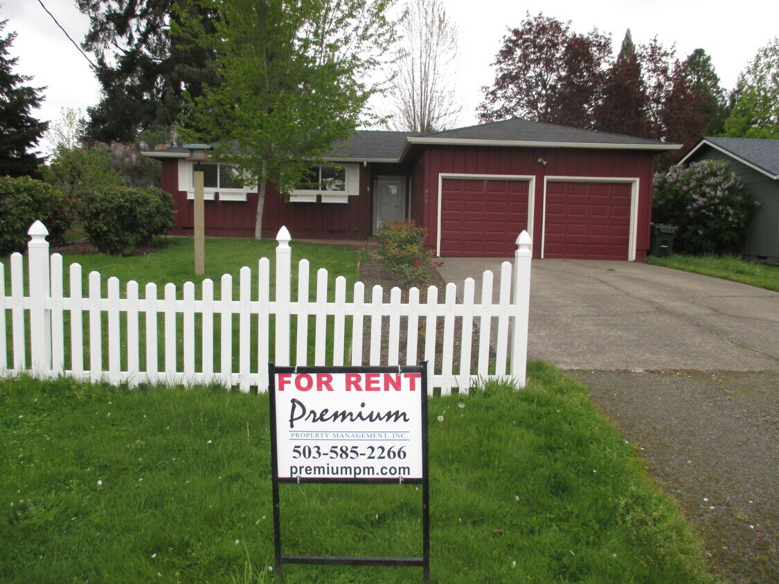 Primary Photo - Gardeners Paradise on Huge Lot with Landsc...