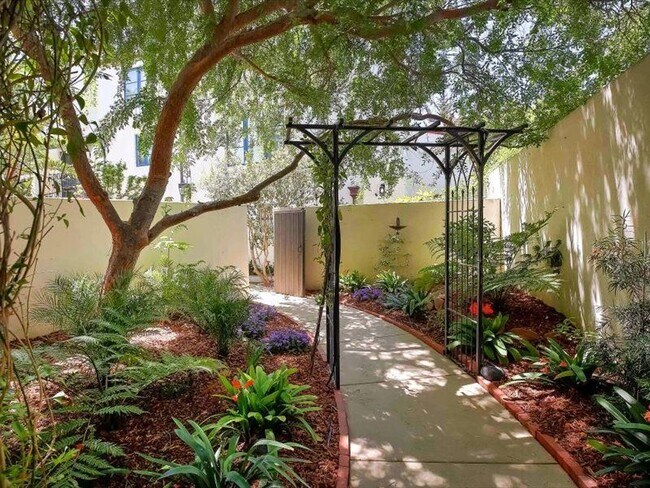 Foto del edificio - 220 Santa Barbara St