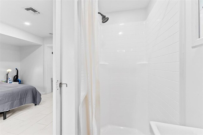 Building Photo - 908 SW 12th Ct