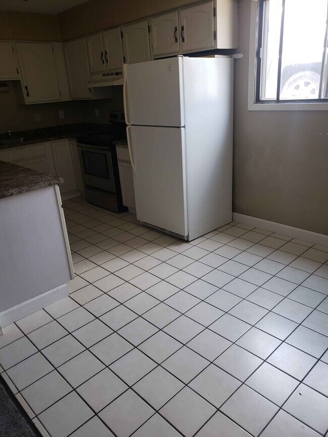 Kitchen (and dining area) - 2200 W 11th St