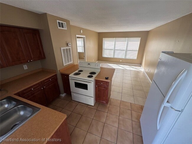 Building Photo - 249 S Commerce Ave