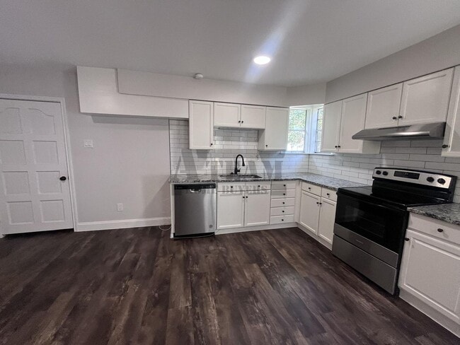 Building Photo - Cozy 3 Bedroom 1 Bathroom with Large Yard