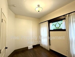 Building Photo - 216 Lafayette Ave NE