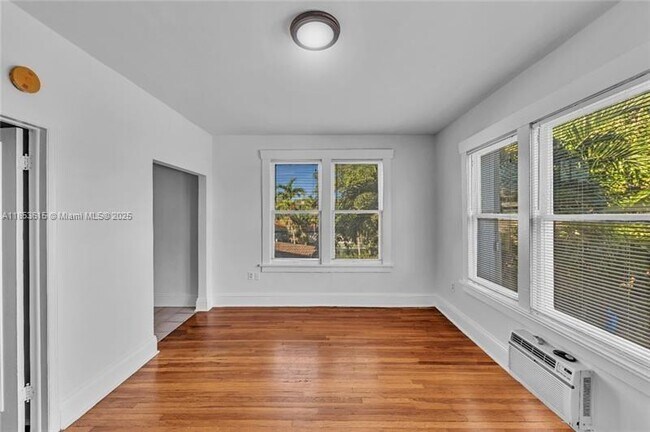 Foto del edificio - 529 NE 66th St