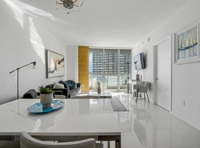 Building Photo - 481 Brickell Ave