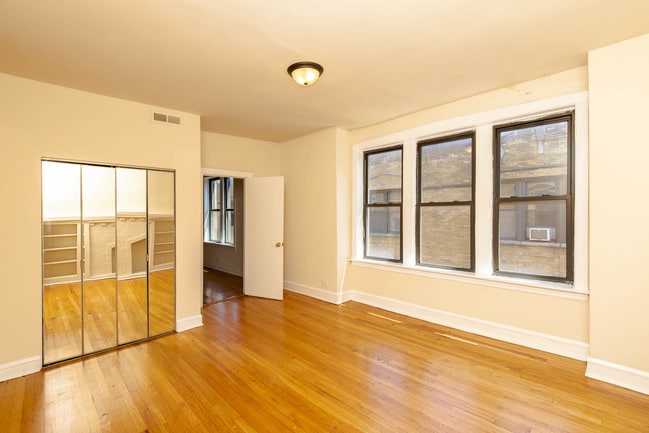 Building Photo - 1022 E Hyde Park Blvd