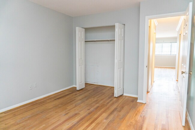 Dormitorio con armario de 5' - 1401 Weldon Pl S