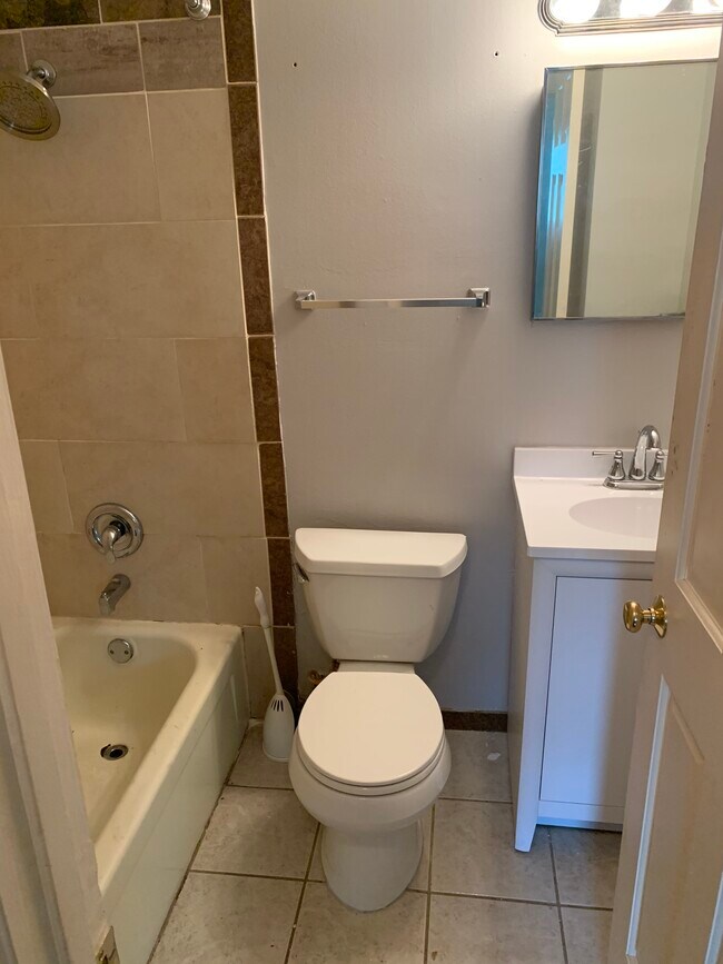 First Floor Bathroom - 3870 Glenfield Rd