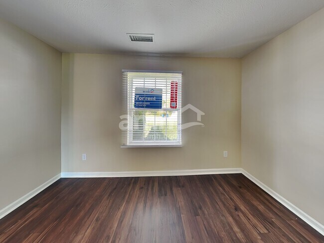 Building Photo - 2219 S Briarwood Dr