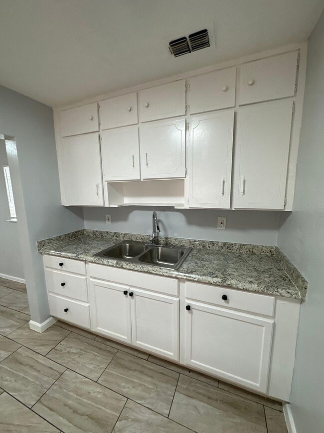 Building Photo - Fully renovated 2/1 single family residenc...