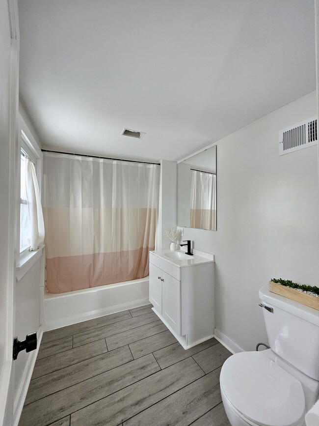 Building Photo - 1308 W Linn St