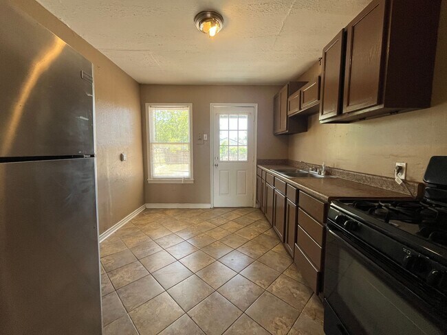 Foto del edificio - THREE BEDROOM ONE BATH HOME!