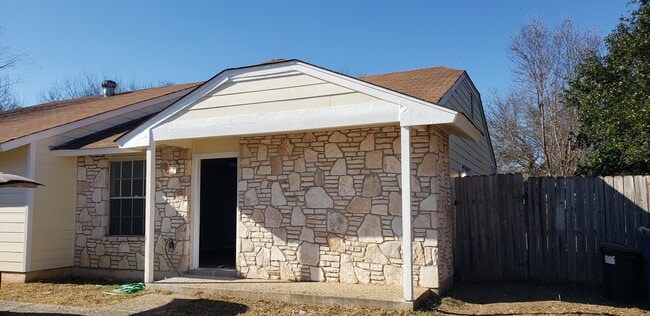 Building Photo - 5210 Meadow Pond St