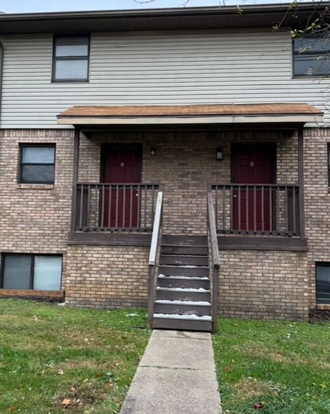 Building Photo - Spacious 3 bedroom Townhome