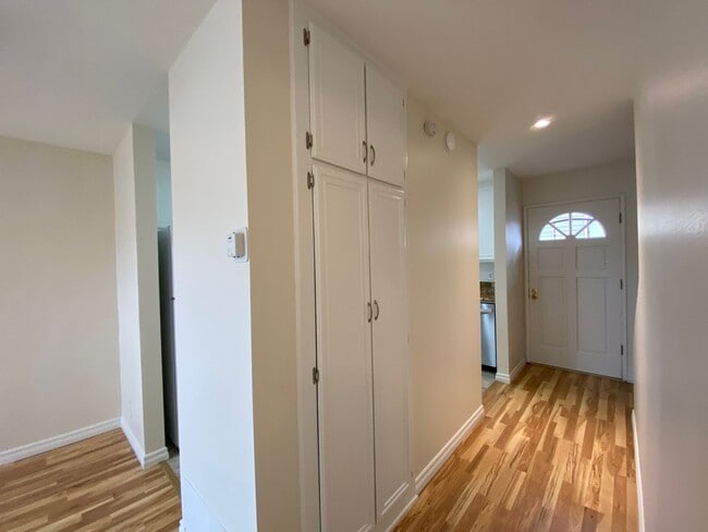 Building Photo - Bright and Spacious 2 Bed/1.5 Bath South O...