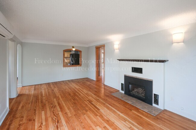 Foto del edificio - 682 SW McFadden Ave