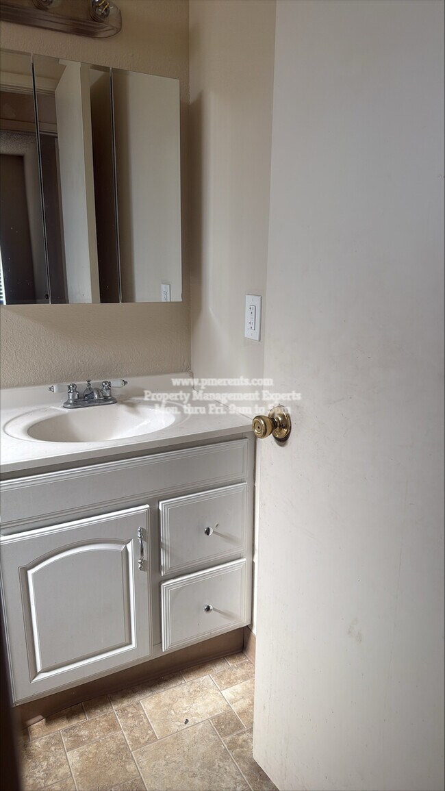 Foto del edificio - 3016 Snowberry Ln
