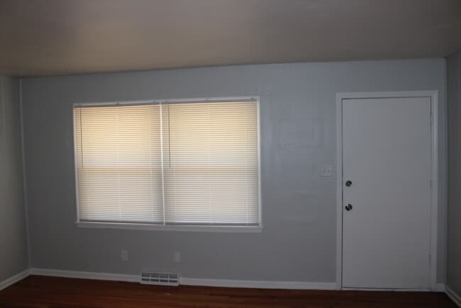 Foto del edificio - Spacious 3 Bedroom and 1 full bath home in...