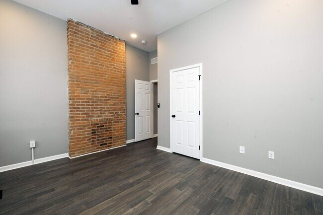 Building Photo - Clark Pl  60-64 MLR