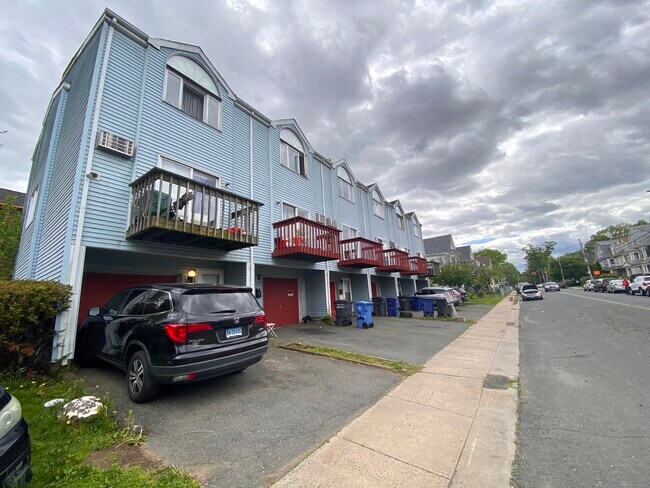 Building Photo - 133 Huntington St