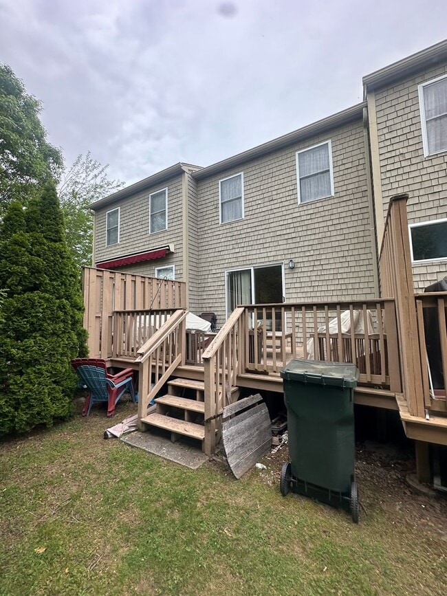 Building Photo - 2 Bed/1.5 Bath Townhouse available 9/1/2026