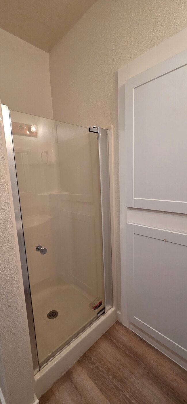 Shower - 301 Walnut Ln