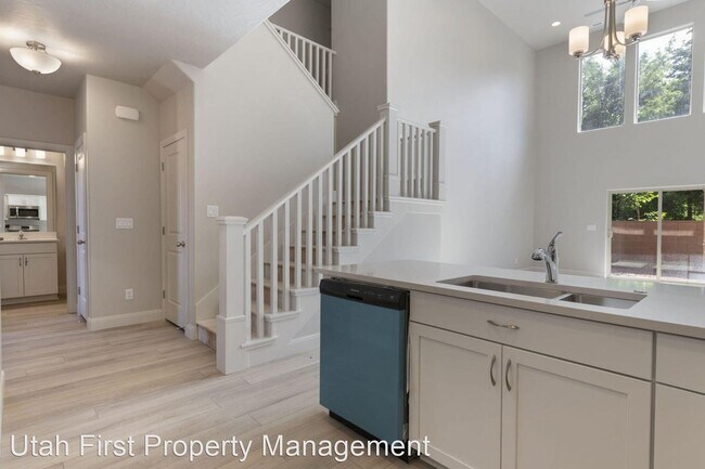 Building Photo - 4 br, 2.5 bath House - 174 N 100 W Unit 2