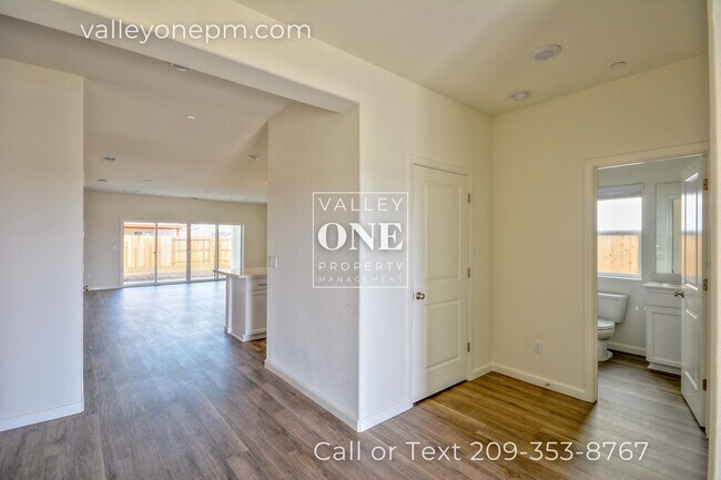 Foto del edificio - BRAND-NEW 4 BED/3 BATH HOME WITH SOLAR! Do...