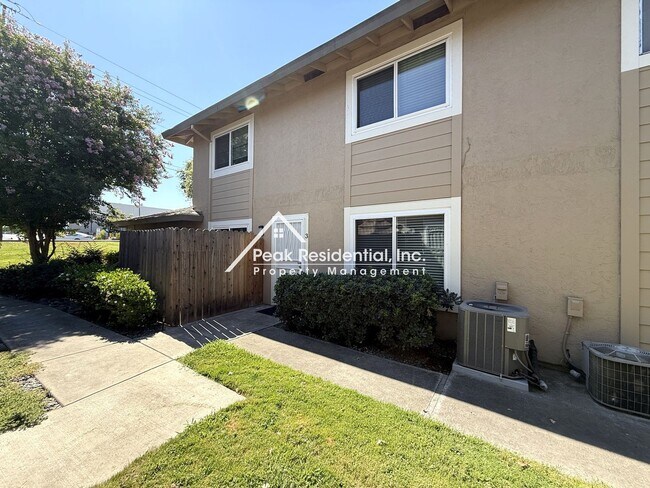 Building Photo - Spacious Carmichael 3bd/1.5ba Condo near M...