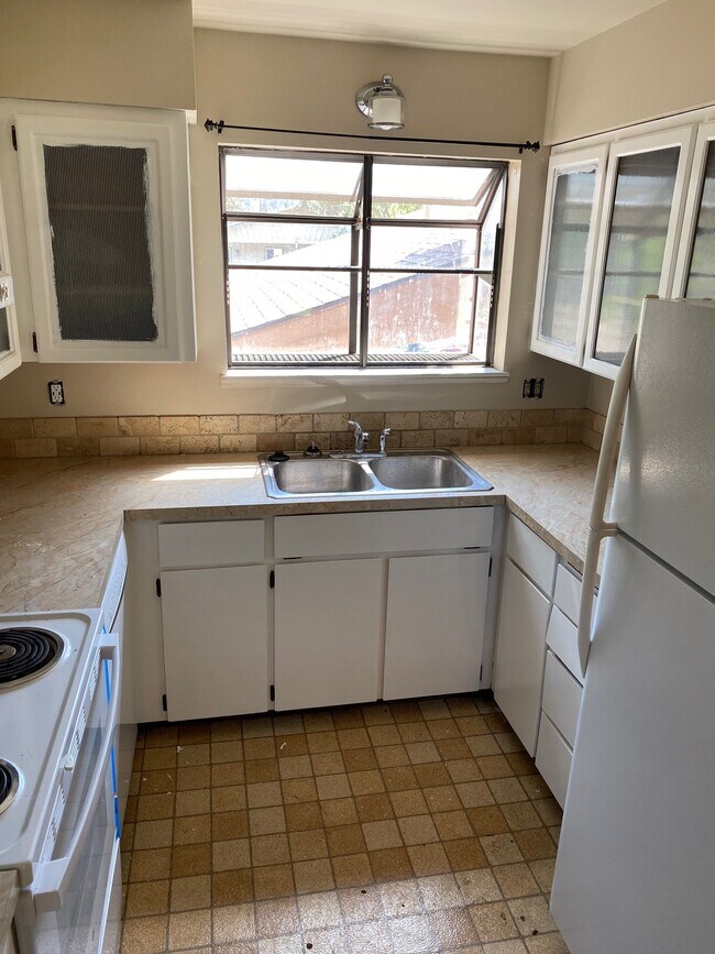 Building Photo - 2391 W Fairway Dr