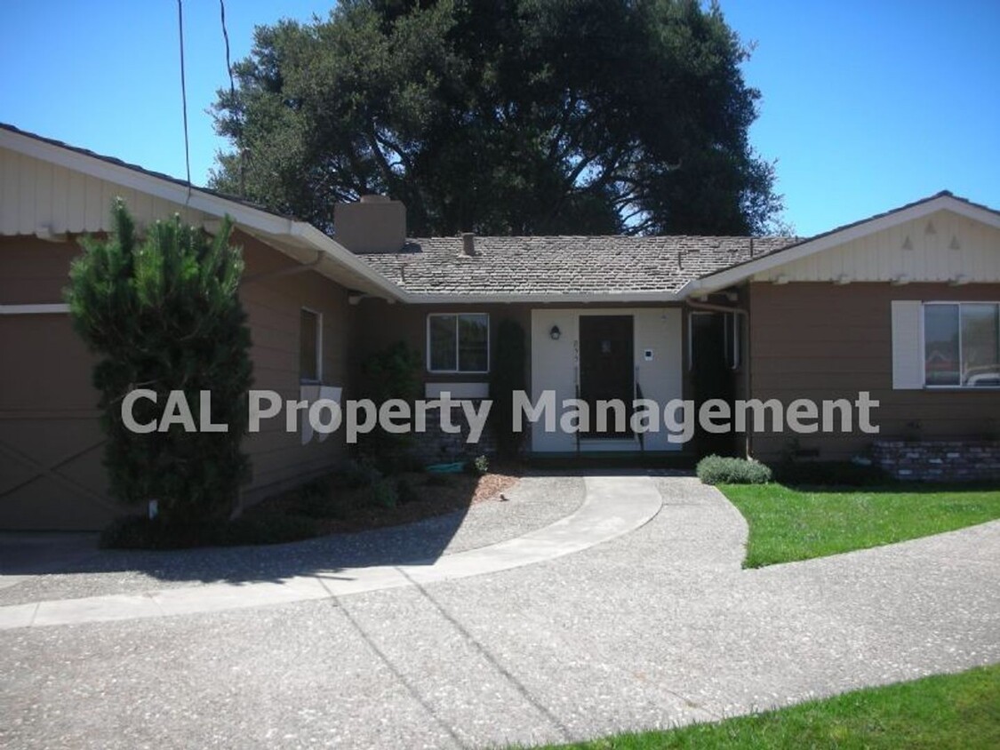 Foto principal - 3 bedroom/ 2 bath South Salinas home!