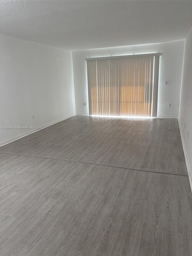 Foto del edificio - 301 NW 177th St