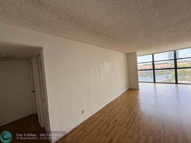 Foto del edificio - 200 Leslie Dr