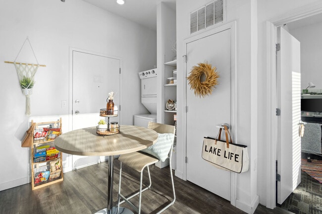 Building Photo - MAIN608