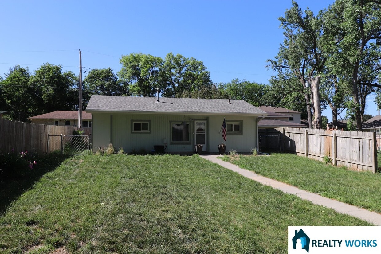 Building Photo - Cozy 2-Bedroom, 1-Bathroom Single-Family Home
