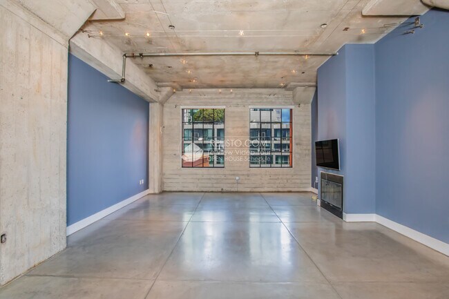 Building Photo - 300 Beale St