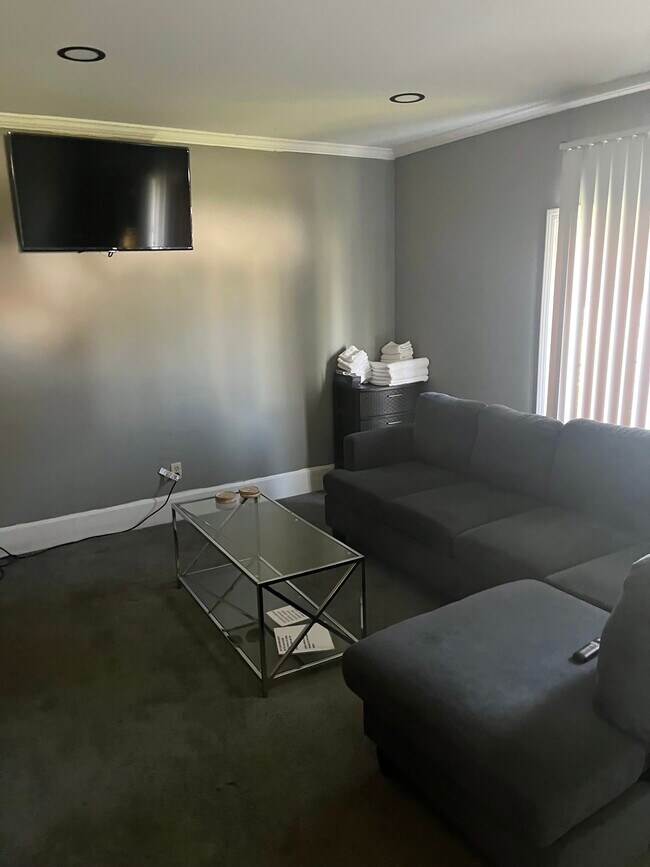 Building Photo - 3337 Prospect St