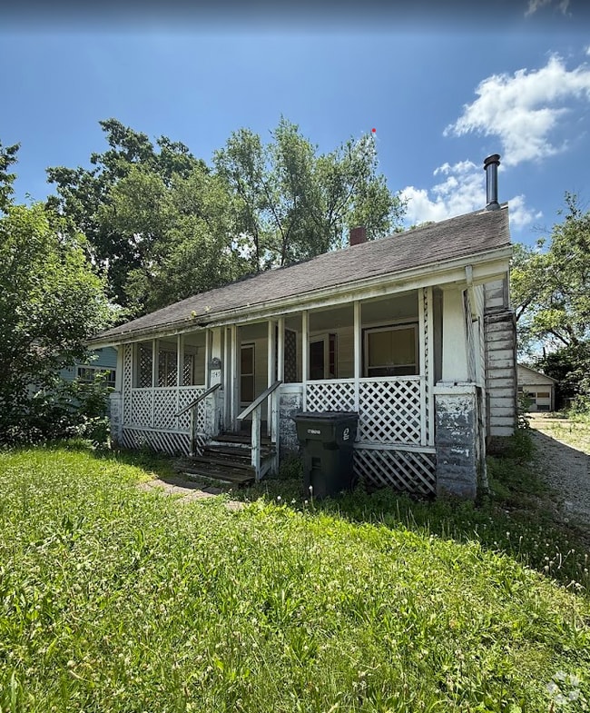 Building Photo - 1745 W Grand Ave