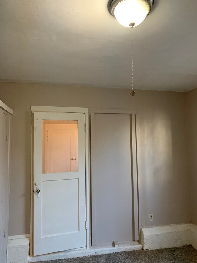 Foto del edificio - 384 1/2 W 15th St