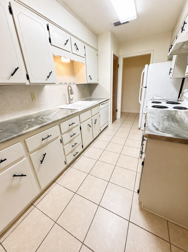 Foto del edificio - AVAILABLE NOW; APPLY AT OUR WEBSITE TODAY; 2 WEEKS FREE!!!