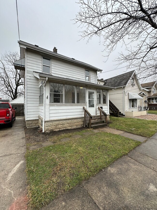 Fachada de la casa y entrada para vehículos - 154 W Plumer St